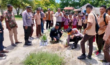 Dukung-Penghijauan,-Wakapolres-bersama-PJU-Polres-Sikka-Tanam-Pohon-di-Pamana