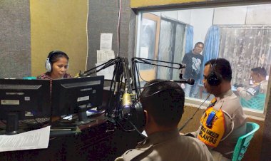 Kasat-Lantas-Polres-Sikka-Sosialisasikan-Pelaksanaan-Operasi-Keselamatan-2023-di-Radio-Suara-Sikka