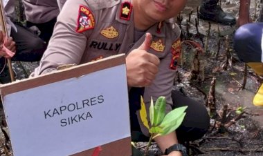 Waka-Polres-Sikka-melaksanakan-Penanaman-Anakan-Mangrove-di-Pesisir-Pantai-Kolisia