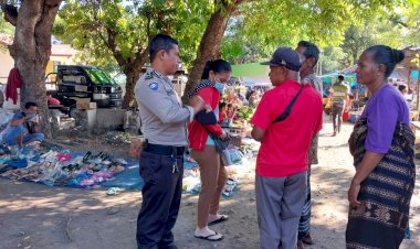 Lakukan-Patroli-Sambang-Di-Pasar-Ndete-Aipda-Syafrul-Berikan-Himbauan-Kamtibmas