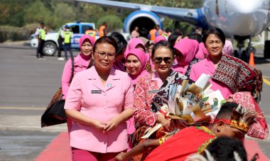 Tiba-Di-Nian-Tana-Sikka,-Ketua-Umum-Bhayangkari-Ny.-Juliati-Sigit-Prabowo-Kunjungi-TK-Kemala-Bhayangkari-dan-Lepo-Lorun
