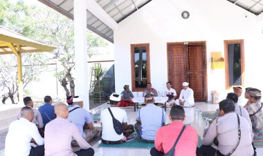 Jalin-Silaturahmi,-Kapolres-Kunjungi-Ketua-PHDI-Kab.-Sikka-di-Pura-Agung-Waidoko