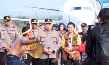 Tiba-di-Nian-Tana-Sikka,-Kapolri-Jenderal-Polisi-Drs.-Listyo-Sigit-Prabowo,-M.Si.-dan-Ibu-Ny.-Juliati-Sigit-Prabowo-disambut-Forkopimda-Kab.-Sikka