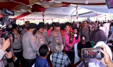 Tiba-di-Palue,-Kapolri-bersama-Ketua-Umum-Bhayangkari-Tinjau-Pelaksanaan-Bakti-Kesehatan-dan-Berikan-Bansos