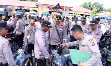Kesiapan-Menghadapi-Pemilu-2024,-Kapolres-Cek-Kendaraan-Dinas-dan-Senpi-Personil-Polres-Sikka