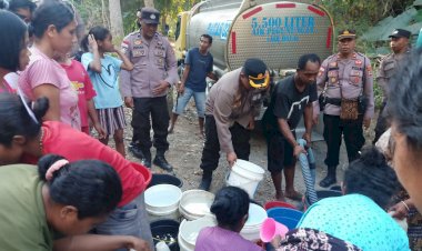 Hari-Lalu-Lintas-Bhayangkara-ke-68,-Polres-Sikka-Salurkan-16.500-liter-Air-Bersih-untuk-Warga-Desa-Bura-Bekor,-Bola.