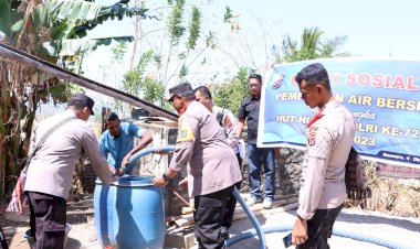 HUT-Humas-Polri-ke-72,-Polres-Sikka-Bagikan-Air-Bersih-kepada-warga-Lirikelang-dan-Klotong