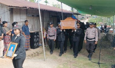 Wakapolres-Sikka-Pimpin-Upacara-Pemakaman-Almarhum-Iptu-Purn.-Alexander-Grasa