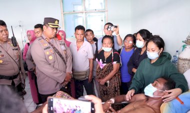 Kapolres-Sikka-bersama-Ibu,-Kunjungi-Korban-Pantulan-Tembakan-Peringatan