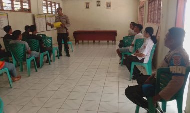 Kapolsek-Lela-Sosialisasikan-Penerimaan-Anggota-Polri-kepada-masyarakat-Desa-Watutedang