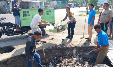Peduli-Lingkungan,-Aipda-Ridwan-Kerja-Bakti-Bersama-Warga-Nangameting