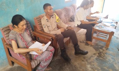 Sambang-Bhabinkamtibmas-di-Kelurahan-Wolomarang,-Warga-Siap-Dukung-Pemilu-Damai