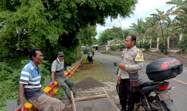 Berikan-Rasa-Aman,-Bhabinkamtibmas-Polsek-Nita-Laksanakan-Sambang-Di-Desa-Binaannya