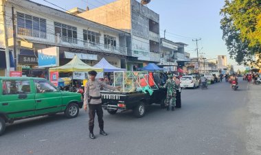 Anggota-Pos-Pam-Monumen-Tsunami-melakukan-Pengaturan-Arus-Lalu-Lintas