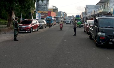 Anggota-Pos-Pam-Monumen-tsunami-melakukan-Pengaturan-Arus-Lalu-Lintas-dan-Beri-Himbauan-Kamtibmas