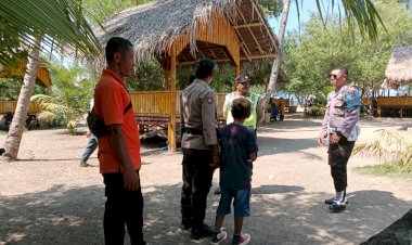 Giat-Pengamanan-Arus-Wisata-di-Objek-Wisata-Pantai-Air-Asia,-Alok-Barat-Oleh-Personil-Polsek-Alok