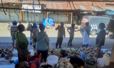 Ops-Lilin,-Satgas-Preemtif-Sat-Binmas-Polres-Sikka-Patroli-dan-Himbauan-di-Pasar-Alok-Maumere