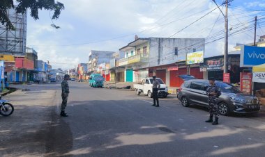 Pastikan-Kelancaran-Lalu-Lintas,-Personil-Gabungan-Pos-Pam-Monumen-Tsunami-Lakukan-Pengaturan-Lalu-Lintas-dan-Himbauan-Kamtibmas