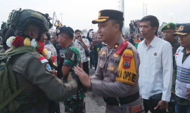 Wakapolres-Hadiri-Penjemputan-Personil-Brimob-Detasemen-B-Pelopor-Maumere-di-Pelabuhan-Lorens-Say-Maumere