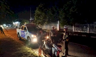 Patroli-Lampu-Biru-Pada-Malam-Hari-Menjaga-Kondusifitas-Cipkon-di-Kota-Maumere