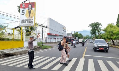 Kasat-Lantas-Pimpin-Apel-Pagi-dan-Kamseltibcarlantas-di-Wilayah-Kabupaten-Sikka