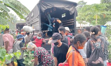 Tim-SAR-Brimob-Polda-NTT-Evakuasi-Warga-Korban-Erupsi-Gunung-Lewotobi-di-Desa-Riang-Rita.-