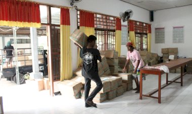 Sat-Intelakam-Polres-Sikka-Monitoring-Kedatangan-Logistik-Pemilu-ke-Gudang-KPU-Sikka