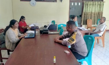 Bhabinkamtibmas-Sosialisasikan-Kamtibmas-di-Desa-Watu-Gong-Menjelang-Pemilu-2024