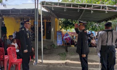 UPACARA-PEMAKAMAN-JENAZAH-ALM.-SERMA-(PURN)-PETRUS-WADE-POLRI-BERIKAN-PENGHORMATAN-TERAKHIR