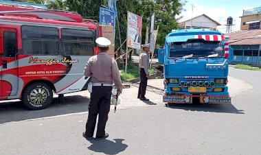 Unit-Kamsel-Polres-Sikka-Himbau-Sopir-Bis-Maumere-Larantuka-Terkait-Parkir-dalam-Kota