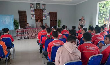 Sat-Binmas-Polres-Sikka-Gelar-Jumat-Curhat-Bersama-Pelajar-SMKN-1-Maumere