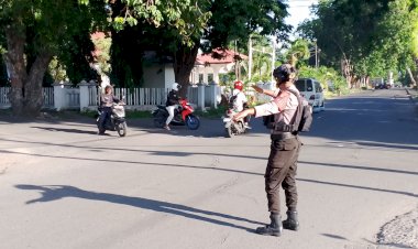Unit-Turjawali-Sat-Samapta-Polres-Sikka-Patroli-dan-Pengaturan-Lalu-Lintas,-Hadirkan-Rasa-Aman-di-Tengah-Masyarakat