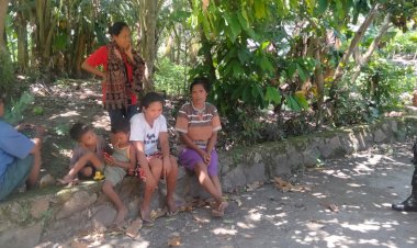 Jaga-Kondusifitas-Wilayah,-Bhabinkamtibmas-Polsek-Nelle-Sambangi-Warga-Titipkan-Pesan-Kamtibmas