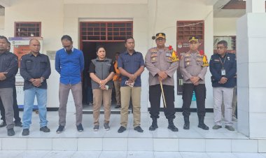 Kapolres-Sikka-Hadiri-Kegiatan-Pendistribusian-Logistik-Pemilu-Tahap-Kedua