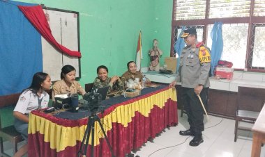 “Kawal-Hak-Pilih”-Pemilu-Serentak-2024,-Kapolres-Sikka-Tinjau-Langsung-Kegiatan-Perekaman-e-KTP-Pelajar