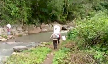 Bripka-Firmin-Weki-tempuh-6-KM-berjalan-kaki-kawal-kotak-suara,-wujud-dedikasi-Polri-sukseskan-Pemilu-2024