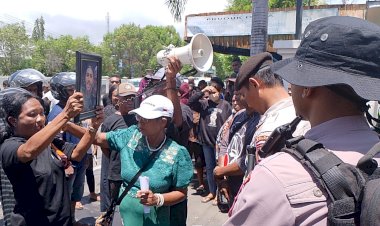 Pengamanan-Ketat-Sidang-Virtual-Kasus-Kekerasan-di-Pengadilan-Negeri-Maumere-Oleh-Personel-Polres-Sikka