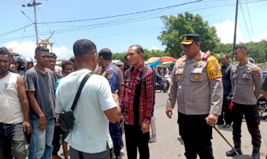 Aksi-Protes-Pedagang-Pasar-Alok-Berujung-Damai-Setelah-Bertemu-dengan-Pj-Bupati-dan-Kapolres-Sikka