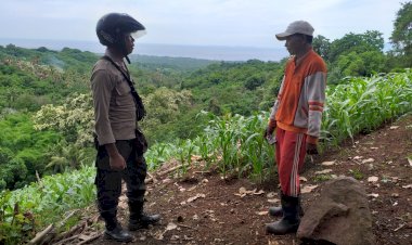 Bhabinkamtibmas-BRIPKA-Dami-Daty-Lakukan-Sambang-dan-Patroli-Dialogis-di-Desa-Kopong