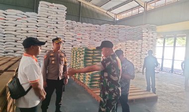 Dandim-1603-Sikka-bersama-Wakapolres-Sikka-Lakukan-Pengecekan-Stok-Beras-di-Kantor-Bulog-Maumere