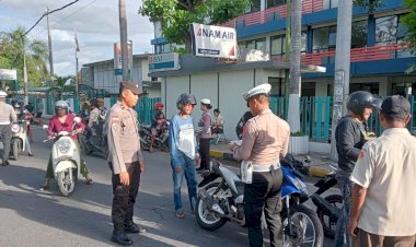 Hari-Ke-Lima-Sat-Lantas-Polres-Sikka-Lakukan-Penertiban-Dan-Himbauan-Tertib-Berlalu-Lintas