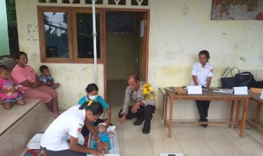 Bantu-Kegiatan-Posyandu,-Bhabinkamtibmas-Polsek-Kewapante-Sampaikan-Himbauan