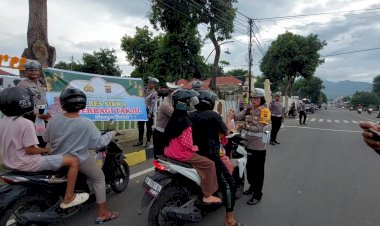 Polres-Sikka-Sambut-Ramadan-dengan-Kebaikan:-Pembagian-Takjil-di-Jalan-Ahmad-Yani-1,-Maumere