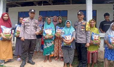 Solidaritas-Kemanusiaan-Polres-Sikka:-Kasub-Sektor-Nebe-dan-Anggota-Bagikan-Bantuan-Sosial-di-Tana-Dewa