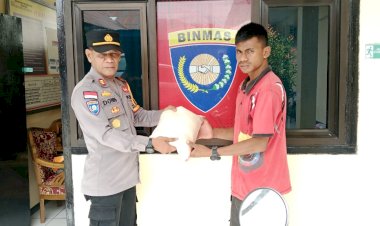 Kasat-Binmas-Polres-Sikka-Bagikan-Sembako-Sambut-Hari-Raya-Paskah