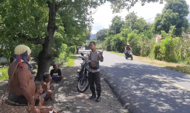 Bhabinkamtibmas-sambang-Warga-Desa-Binaan,-Sampaikan-pesan-Kamtibmas