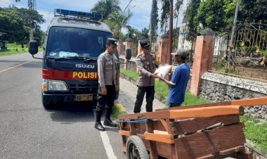 Kasat-Binmas-Polres-Sikka-Berikan-Bantuan-Sembako-kepada-Pemulung-Menyambut-Hari-Raya-Paskah