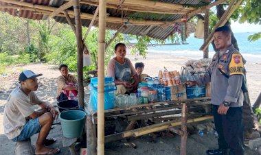 Patroli-Sambang-Desa,-Bhabinkamtibmas-Polsek-Paga-Ajak-Masyarakat-Jaga-Kamtibmas