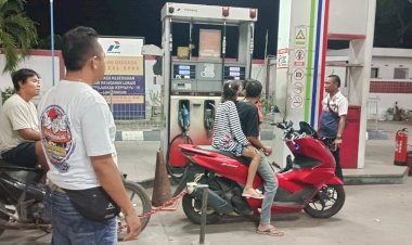 Sat-Reskrim-Polres-Sikka-Memeriksa-Kelayakan-BBM-di-Depot-SPBU-untuk-Menjamin-Keamanan-Mudik