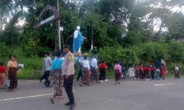 Bhabinkamtibmas-Aipda-Dewa-Swijana-Amankan-Prosesi-Perarakan-Patung-Bunda-Maria-di-Desa-Bhera